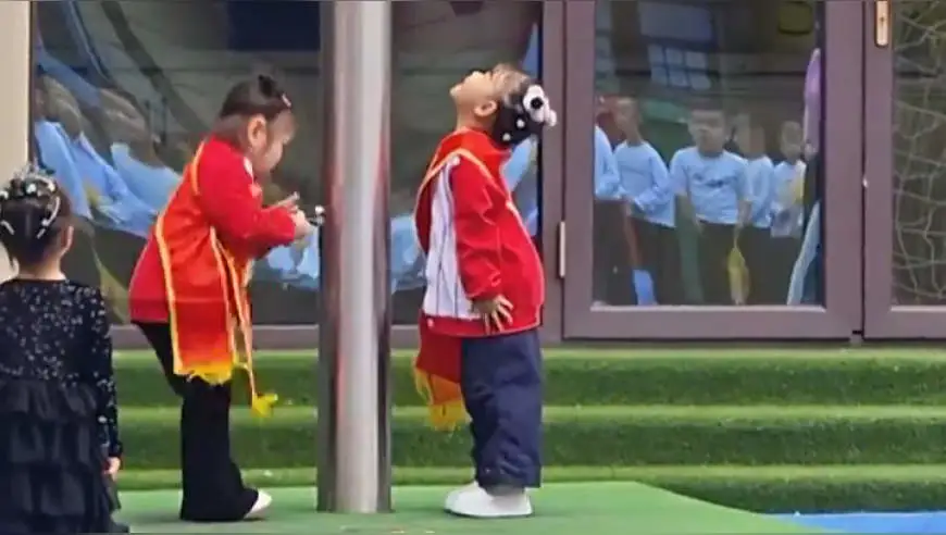 被认真升国旗的萌娃可爱到了