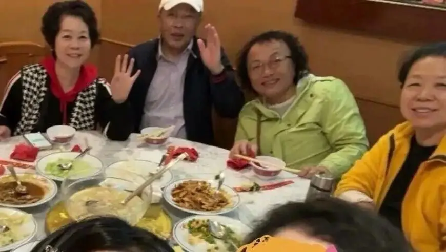 辽宁95后女生裸辞回老家，意外闯入夕阳红旅游团成“团宠”：花60元玩1天，还包一顿农家餐，20多位阿姨轮流找她拍照修图，体验感拉满