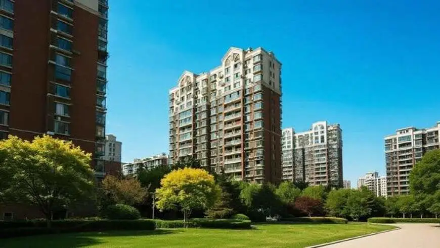 实探贴息落地后首个假期楼市：120平方米以下房型率先卖光了，有房子121平“遗憾”错过；三四线城市刚需每月房贷少还数百元