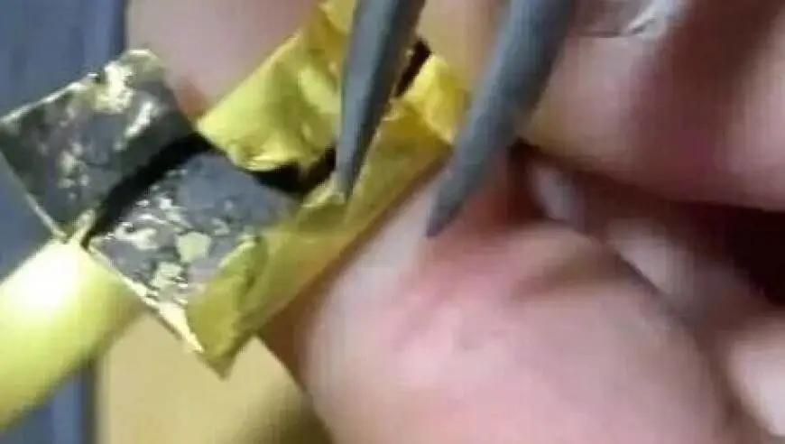 女子拿金手镯去加工，师傅剪开当场愣住：里面有大量像蜡一样的黑色物质；金店老板：正常佩戴的话污垢多是灰白色，这里面却异常发黑！