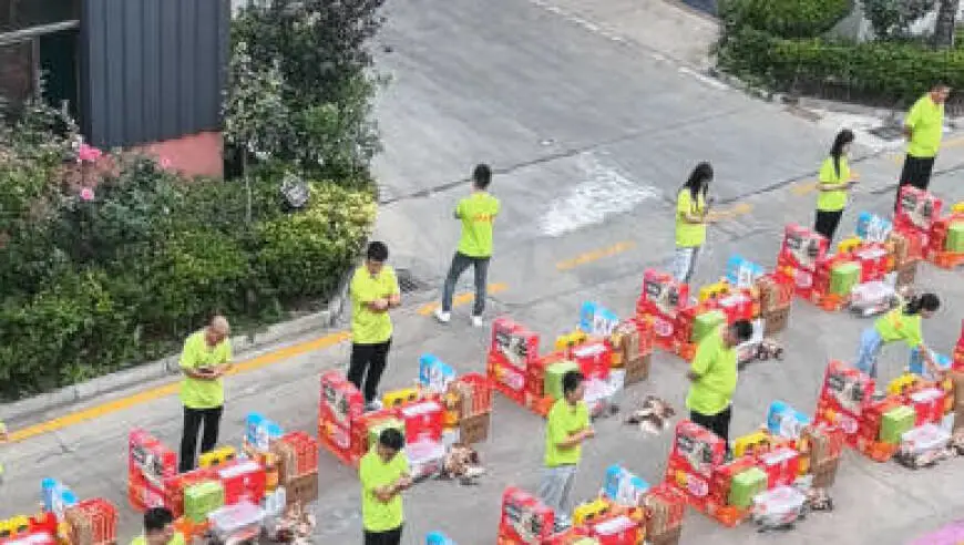 江苏一企业给每名员工发26样中秋礼品，不少人开三轮车来拉，董事长：公司发展依仗员工付出，多发些礼物大家能孝敬父母