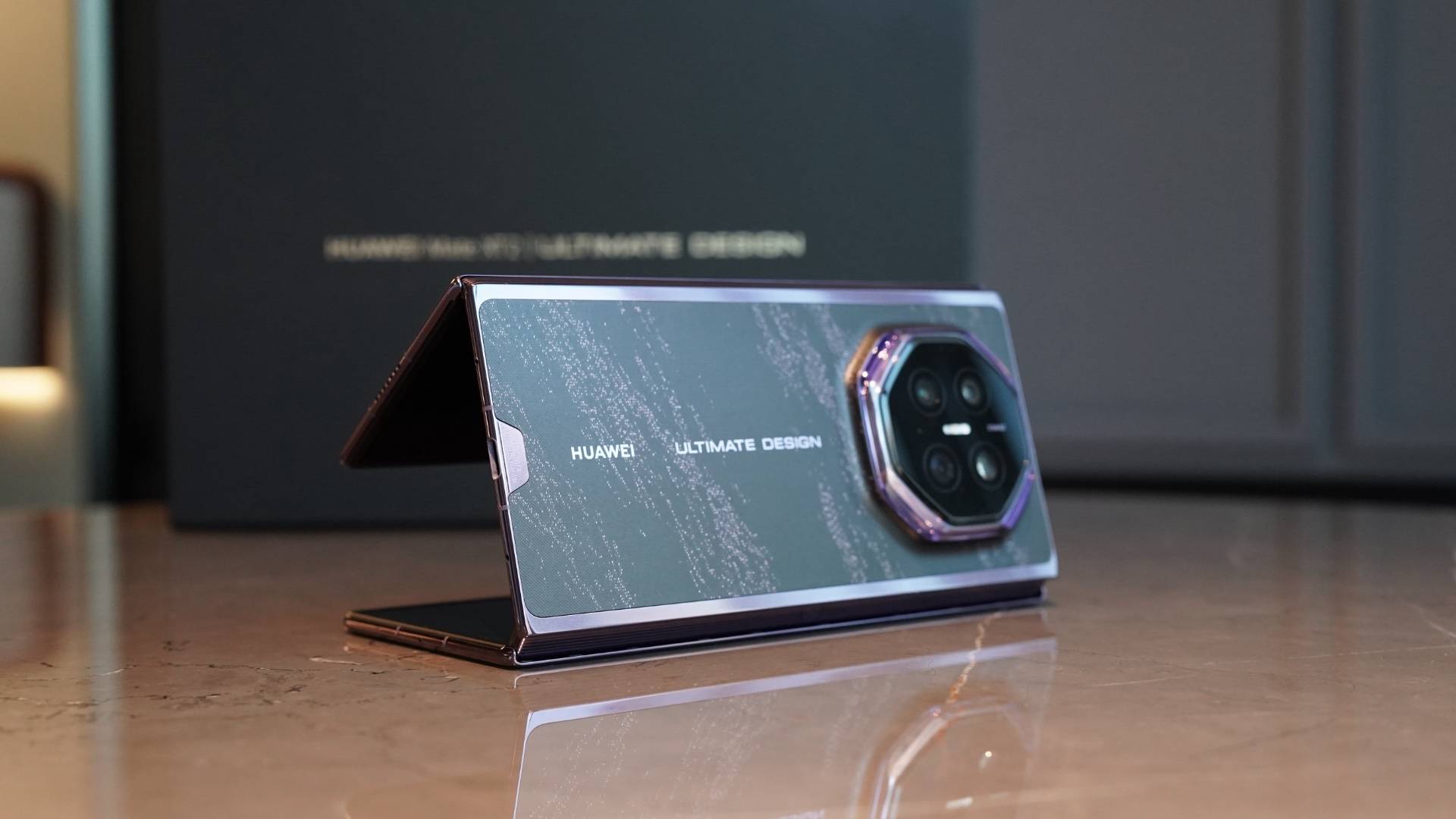华为Mate XT2 首发上手：三折叠展开翅膀，从奇观走进日常