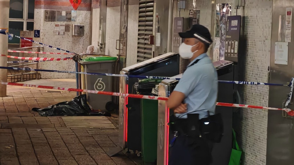 葵涌邨雙屍案 八旬翁墮樓亡 單位內揭六旬婦伏屍 - 星島日報